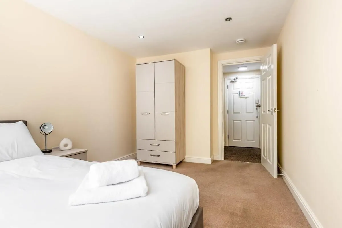 Bright 1 Bedroom Budget Flat In Central بونتفراكت شقة