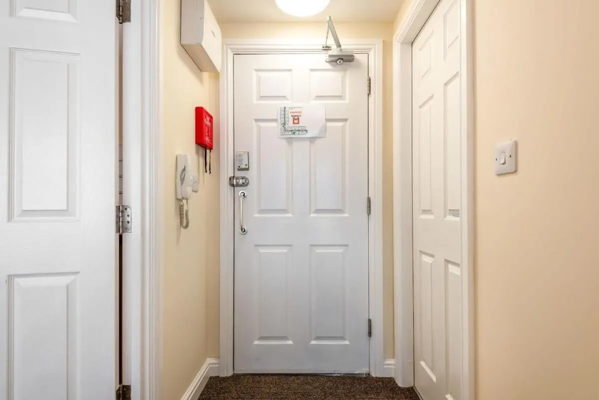 Bright 1 Bedroom Budget Flat In Central بونتفراكت