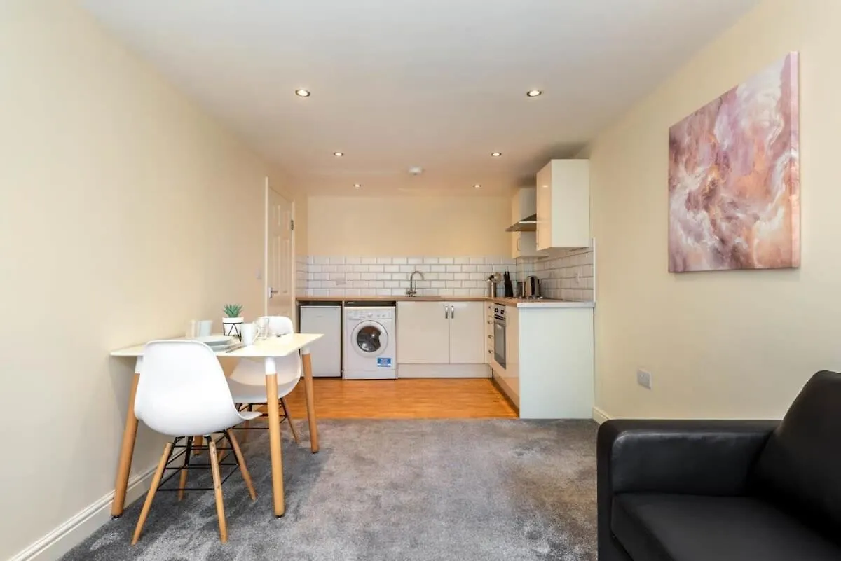 Bright 1 Bedroom Budget Flat In Central بونتفراكت