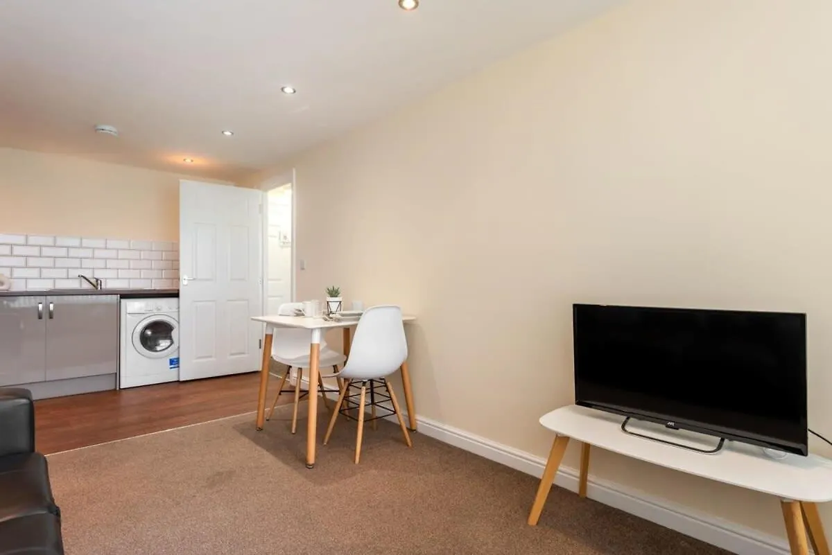 Bright 1 Bedroom Budget Flat In Central بونتفراكت شقة