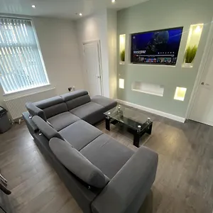  Holiday home Entire 3-Bed Luxury House-Jaquzzi Bath-Private Parking-Sleeps 13